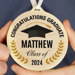 Personalised Graduation Round Wooden Decoration -PERSONALISE STORE p1011f70 2